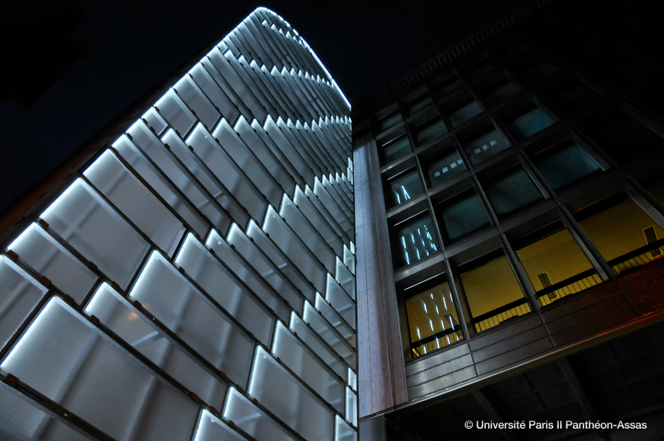 Facade du centre Assas de nuit