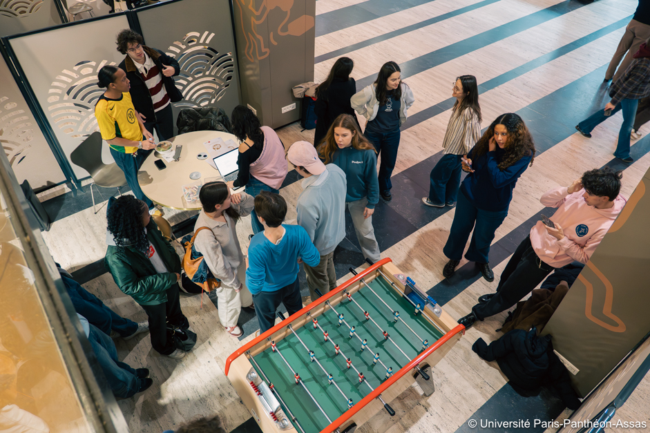 Des étudiants dans la Bulle d'Assas discutent